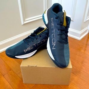 NWT - Nike Metcon 8 Armory Navy / Orange